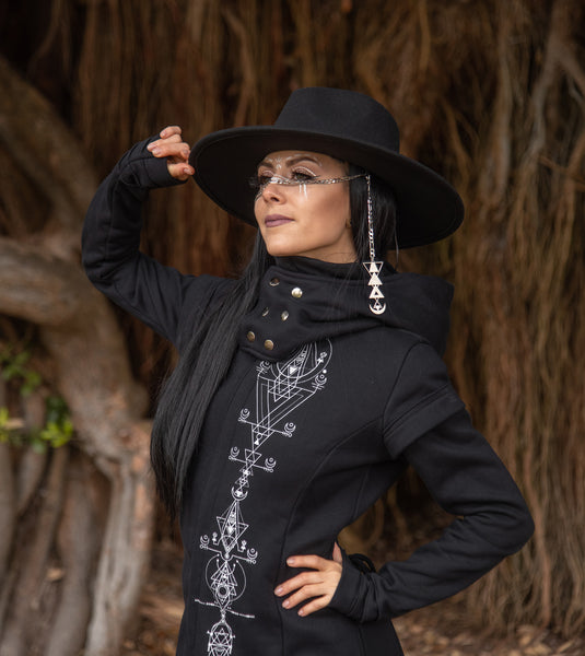 Demi lunar Face chain hat